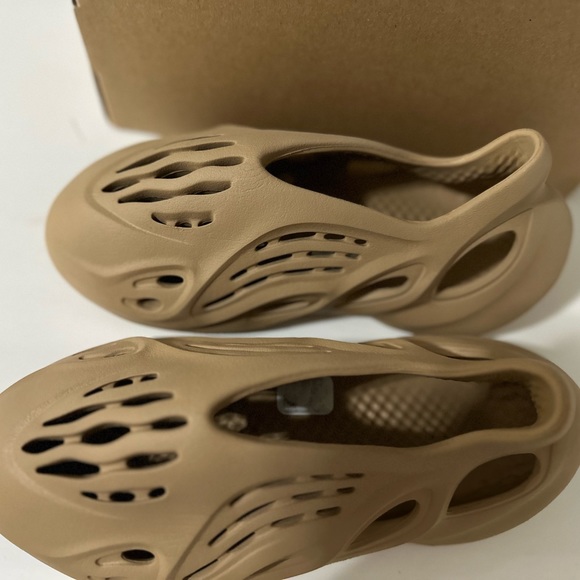 Yeezy Foam RNNR Stone Sage. Size : 5 Men / 6.5 Women - Picture 5 of 11